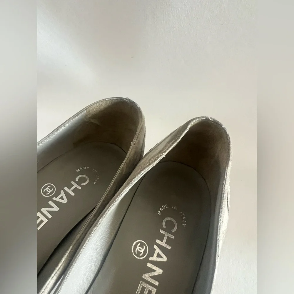 Chanel interlocking cc suede pump